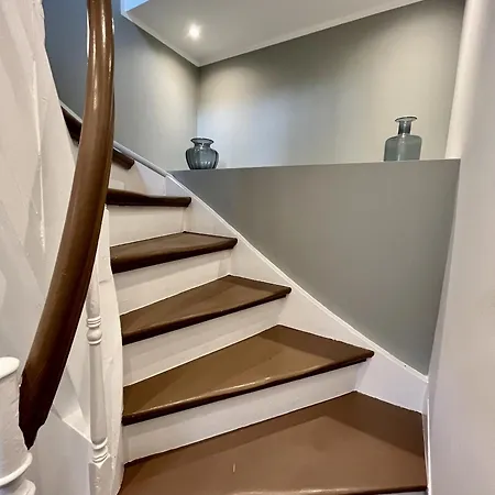 Exclusive Apartment, Location In アパート *